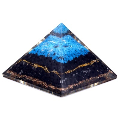 Pirâmide Orgonite com Turquesa e Turmalina Negra Pirâmide Orgonite com Turquesa e Turmalina Negra
