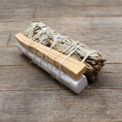 Conjunto de incenso com maço de folhas secas, pau de madeira e barra de cristal branca