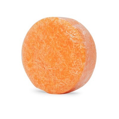 Sabonete redondo laranja com textura e embalagem plástica transparente