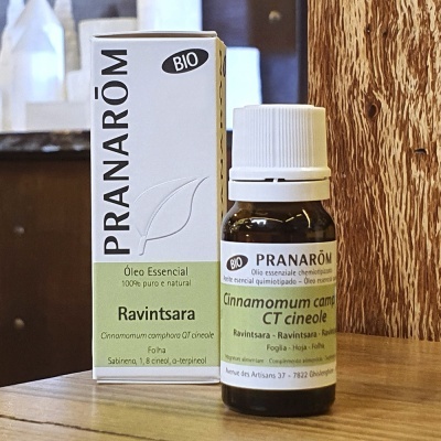 Frasco e caixa de óleo essencial Pranarôm Ravintsara