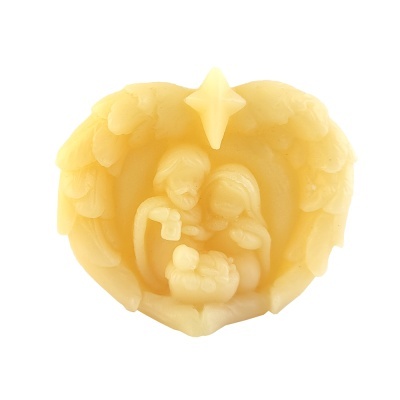 Escultura amarela em forma de anjo com figuras religiosas