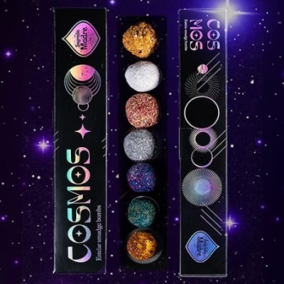 Caixas pretas COSMOS com esferas coloridas e fundo estrelado