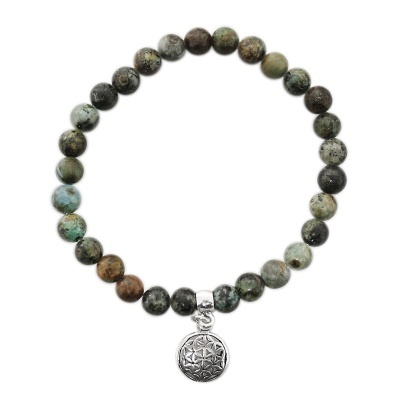 Pulseira elástica de contas coloridas com pendente redondo prateado