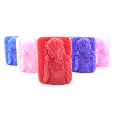 Cinco sabonetes coloridos com relevo de uma mulher cheirando uma flor