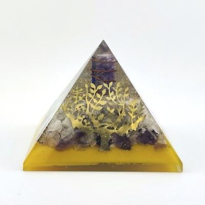 Pirâmide decorativa em resina com árvore dourada e pedras coloridas