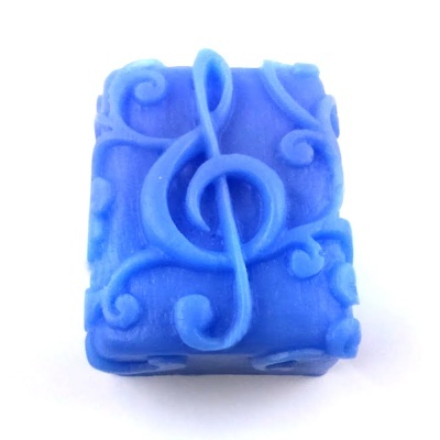 Sabonete azul quadrado com clave de sol em relevo