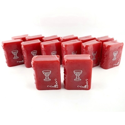 Doze caixas pequenas vermelhas decoradas com cálices brancos