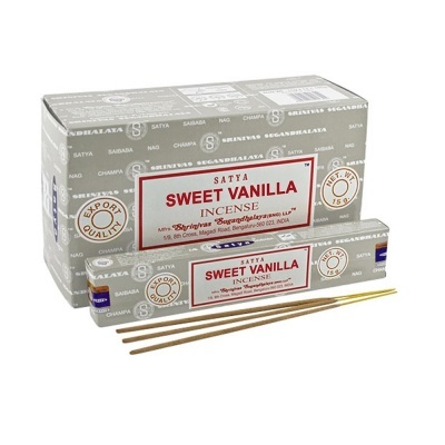 Incenso Satya Sweet Vanilla com embalagem cinza e branco com três varetas de incenso