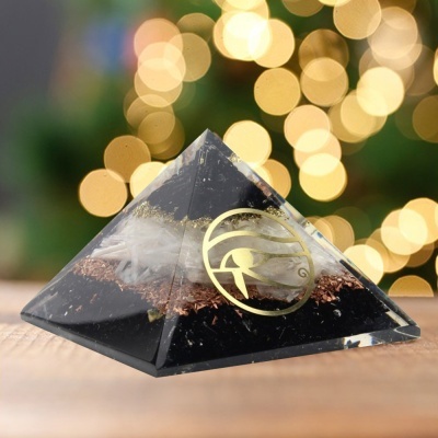 Pirâmide Orgonite Olho de Hórus com Turmalina Negra e Selenita