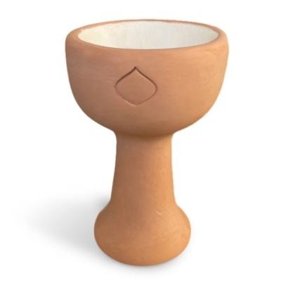 Vaso alto em terracota com interior branco e relevos