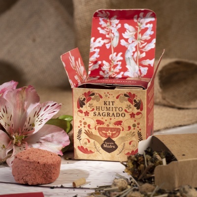Caixa decorada com kit humidor sagrado, bloco cor-de-rosa, flores e bolsa de juta