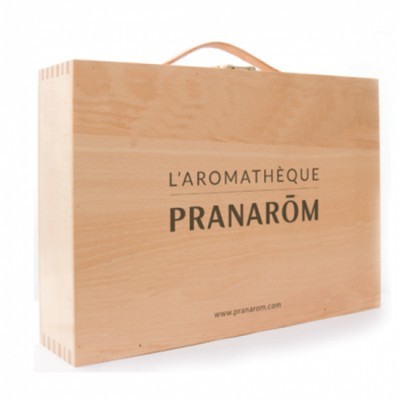 Mala retangular em madeira clara com texto L'AROMATHÈQUE PRANARÔM