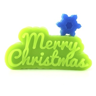 Decoração de Natal verde com texto Merry Christmas e floco de neve azul