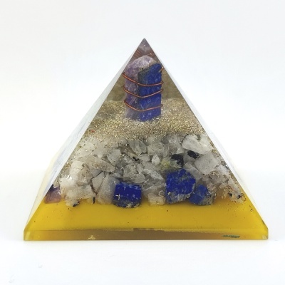 Pirâmide decorativa com pedras azuis e cristais brancos em resina