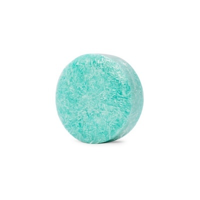 Sabonete redondo azul claro envolto em película plástica