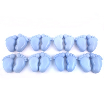 Dez pares de sabonetes azuis em forma de pés de bebé sobre fundo branco