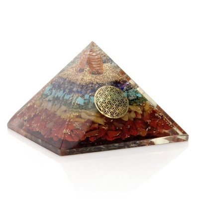 Pirâmide decorativa em resina com pedras coloridas e símbolo dourado