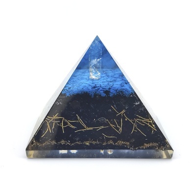 Pirâmide Orgonite com Turquesa e Turmalina Negra Pirâmide Orgonite com Turquesa e Turmalina Negra