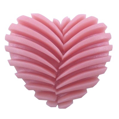 Esponja de banho em forma de coração rosa com textura racha