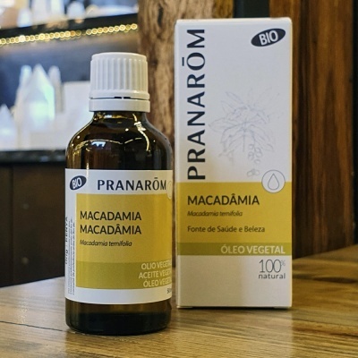 Frasco e caixa de óleo vegetal de macadâmia da marca PRANARÓM