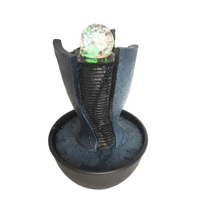 Fonte decorativa azul e preta com esfera iluminada no topo e base redonda preta