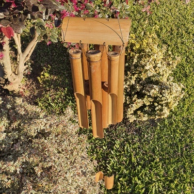 Móbile de vento de bambu pendurado ao ar livre