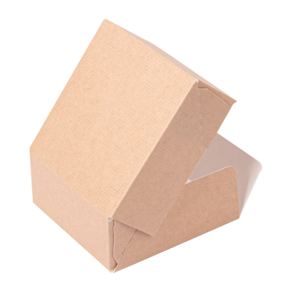 Caixa de cartão castanho clara aberta