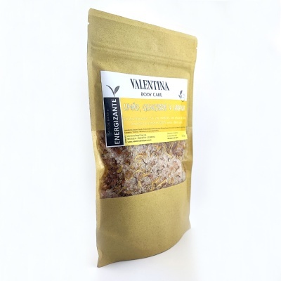 Pacote de papel kraft com produto granular rosa e rótulo branco e amarelo