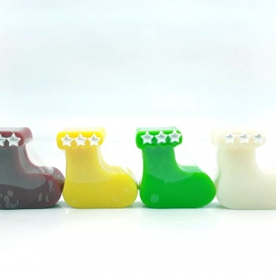 Quatro botas decorativas em várias cores com estrelas brancas no topo.