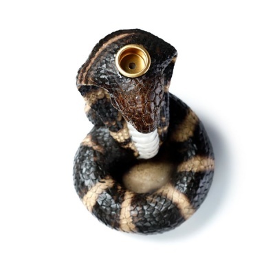 Estatueta de cobra enrolada com suporte metálico dourado no topo