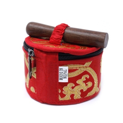 Bolsa redonda vermelha com bordados dourados, fecho de correr e peça de madeira no topo