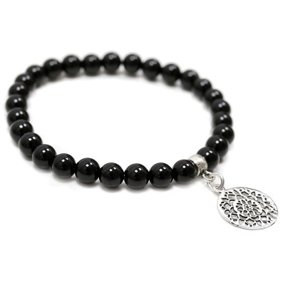 Pulseira preta de contas com pendente prateado redondo com padrão recortado