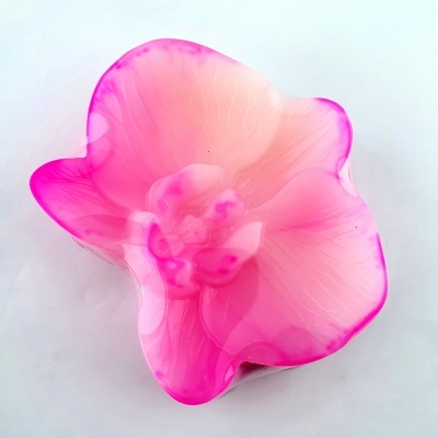 Prato decorativo rosa em forma de flor com detalhes visíveis nas pétalas.