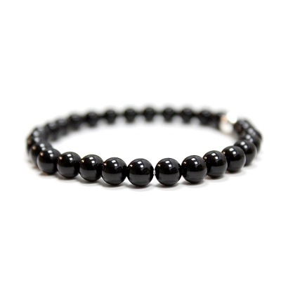 Pulseira de contas redondas negras brilhantes em fundo branco