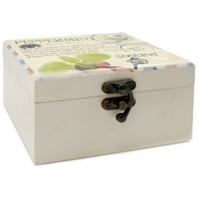 Caixa de madeira branca com tampa decorada e fecho metálico