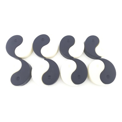 Quatro ganchos preto e branco em design curvo em linha