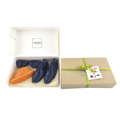 Caixa de presente com sapatos miniatura, óculos miniatura, sapato castanho, caixa fechada com fita verde