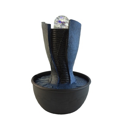 Fonte decorativa de interior com copo preto e tecido azul e preto