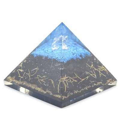 Pirâmide Orgonite com Turquesa e Turmalina Negra Pirâmide Orgonite com Turquesa e Turmalina Negra