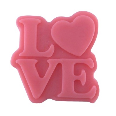 Forma silicone rosa em formato das letras LOVE com coração