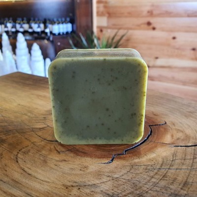 Sabonete quadrado verde em madeira rústica