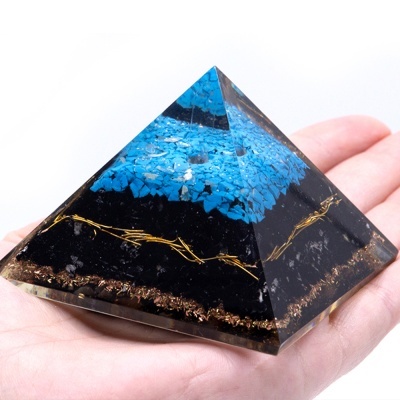 Pirâmide Orgonite com Turquesa e Turmalina Negra Pirâmide Orgonite com Turquesa e Turmalina Negra