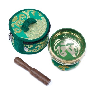 Conjunto com tigela tibetana dourada, almofada verde dourada, mala verde dourada e maço de madeira