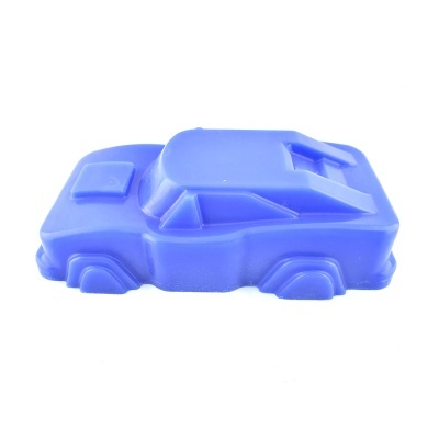 Carro de brinquedo azul de plástico sobre fundo branco