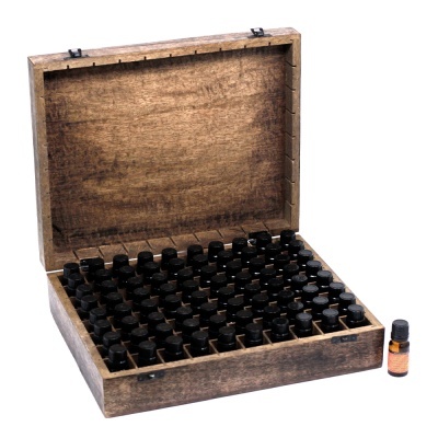 Caixa de madeira aberta com 72 frascos pequenos e garrafinha âmbar ao lado