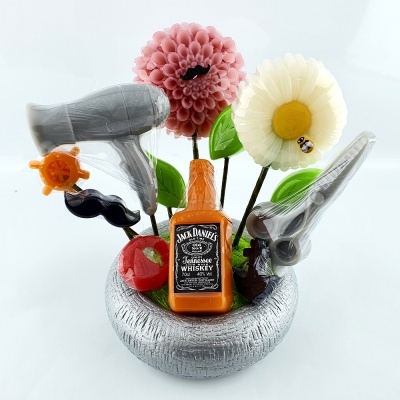 Arranjo decorativo com flores artificiais, mini garrafa Jack Daniel's, secador e apanhador de cabelo em base prateada