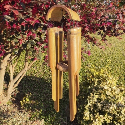 Sino dos ventos de madeira aloirada com tubos pendurados ao ar livre