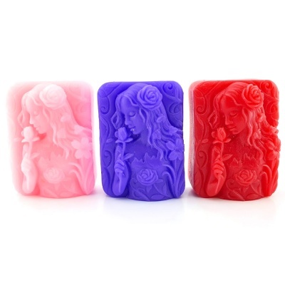 Três sabões coloridos com relevo de mulher segurando rosa