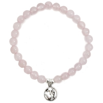 Pulseira de contas de quartzo rosa com pingente metálico circular com símbolo OM