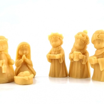 Figuras bege do presépio com Jesus, Maria, José e três reis magos sobre fundo branco